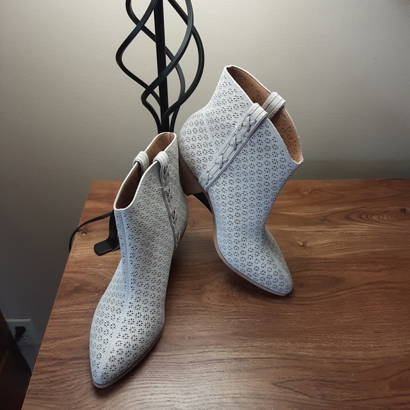 ⛔SOLD!!Frye&Co Maley Perforated Bootie Women - Picture 6 of 11